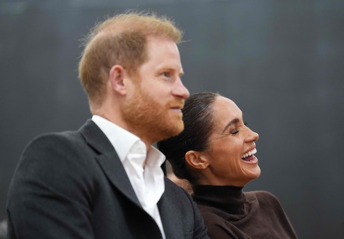 Der Jubel geht weiter! Selbst als Harry und Meghan im Community-Zentrum verschwanden, feierten ...