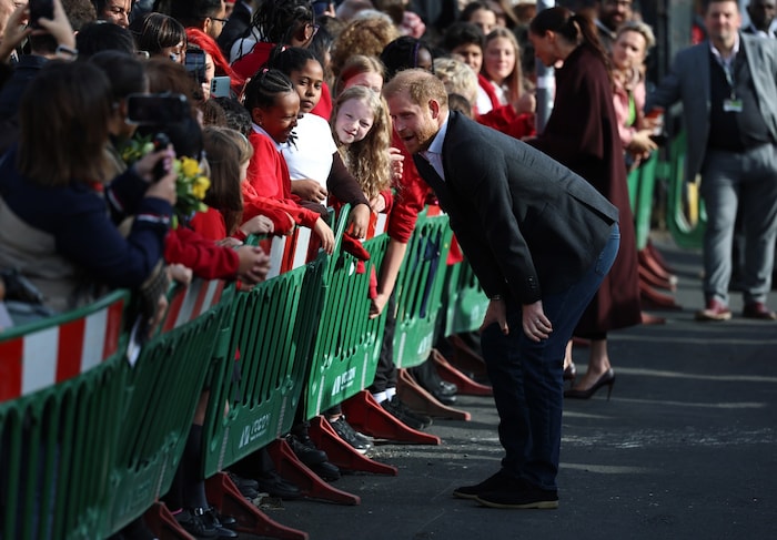 Prinz Harry scherzte mit Schulkindern.