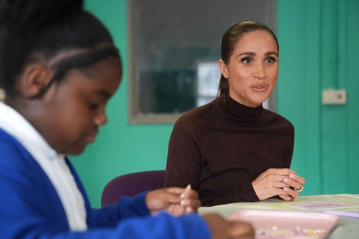 Meghan Markle packte bei ihrem Besuch eines Community-Studios in Nottingham selbst mit an und ...