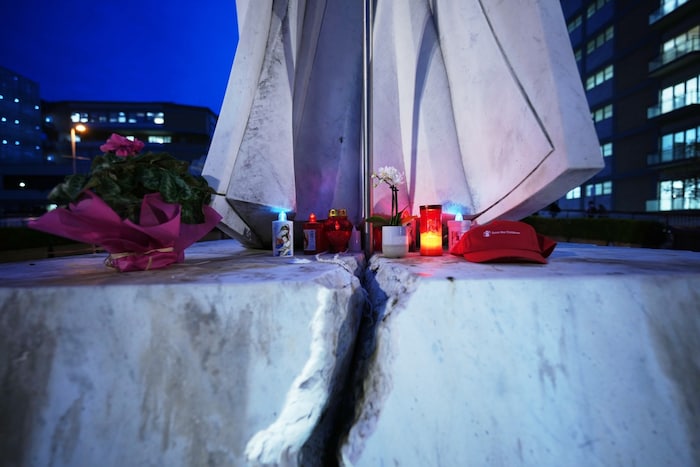 Gläubige stellten Kerzen und Blumen zu einer Statue des verstorbenen Papstes Johannes Paul II. ...