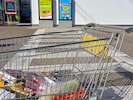 Zahlreiche Hofer-Kunden beklagen das Verschwinden von kleineren Einkaufswägen.