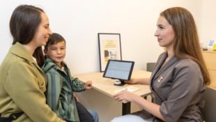 Beratungsgespräch: Jennifer Kinschel von der Borromäusapotheke in Salzburg mit Patienten