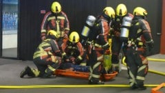 Die Feuerwehr barg die Verletzten, die Rettungskräfte versorgten diese.
