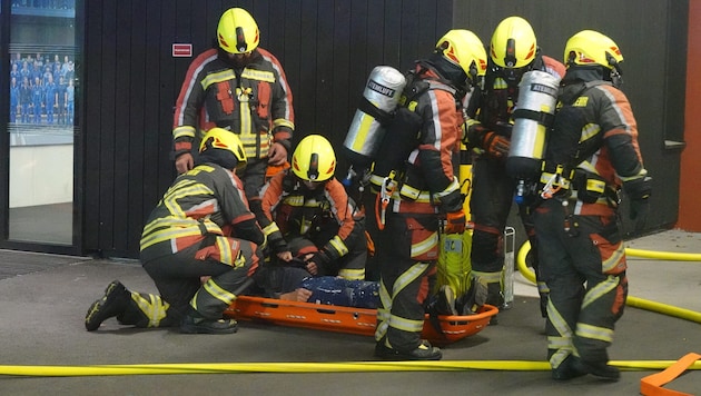 Die Feuerwehr barg die Verletzten, die Rettungskräfte versorgten diese.