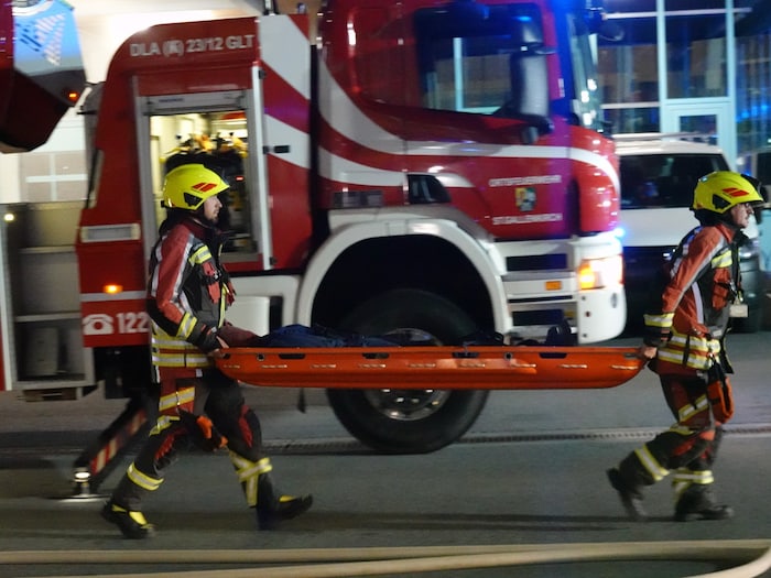 Einsatzkräfte machen sich auf den Weg, Verletzte zu bergen.