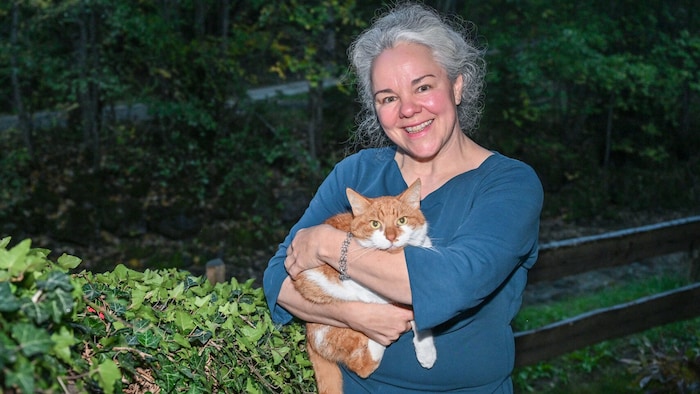 Wirtin Anja Pichler mit Kater Vincenz