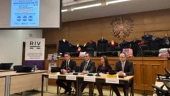 Aktionswoche am Klagenfurter Landesgericht: Mit Puppen im Talar macht die Justiz auf ihren ...