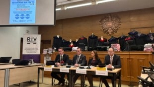 Aktionswoche am Klagenfurter Landesgericht: Mit Puppen im Talar macht die Justiz auf ihren ...