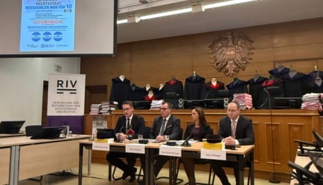 Aktionswoche am Klagenfurter Landesgericht: Mit Puppen im Talar macht die Justiz auf ihren ...