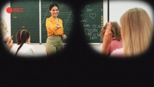 Der Schüler sitzt mit Smartbrille im Klassenzimmer – die Eltern zogen dafür vor Gericht.