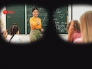Der Schüler sitzt mit Smartbrille im Klassenzimmer – die Eltern zogen dafür vor Gericht.