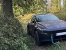 Die Feuerwehr musste das E-Auto mit einem Traktor bergen.