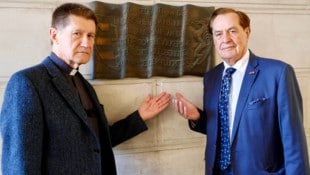 Ottó Molnár (li.) und Rudi Roth vor der Gedenktafel.