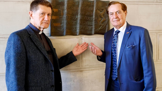 Ottó Molnár (li.) und Rudi Roth vor der Gedenktafel.