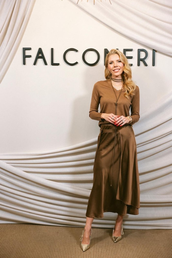 Victorias Taille wurde zwar betont, dennoch wirkte das Kleid weder eng noch aufdringlich.