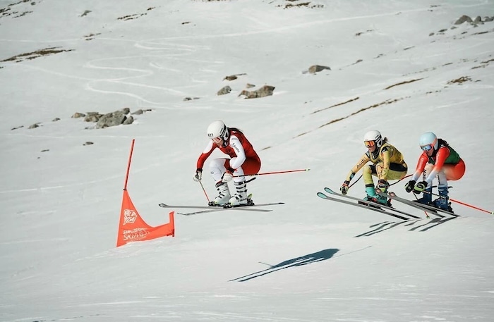 Magdalena Fritz (l.) fuhr nach dem Training am Gletscher zum Training bei Wacker.