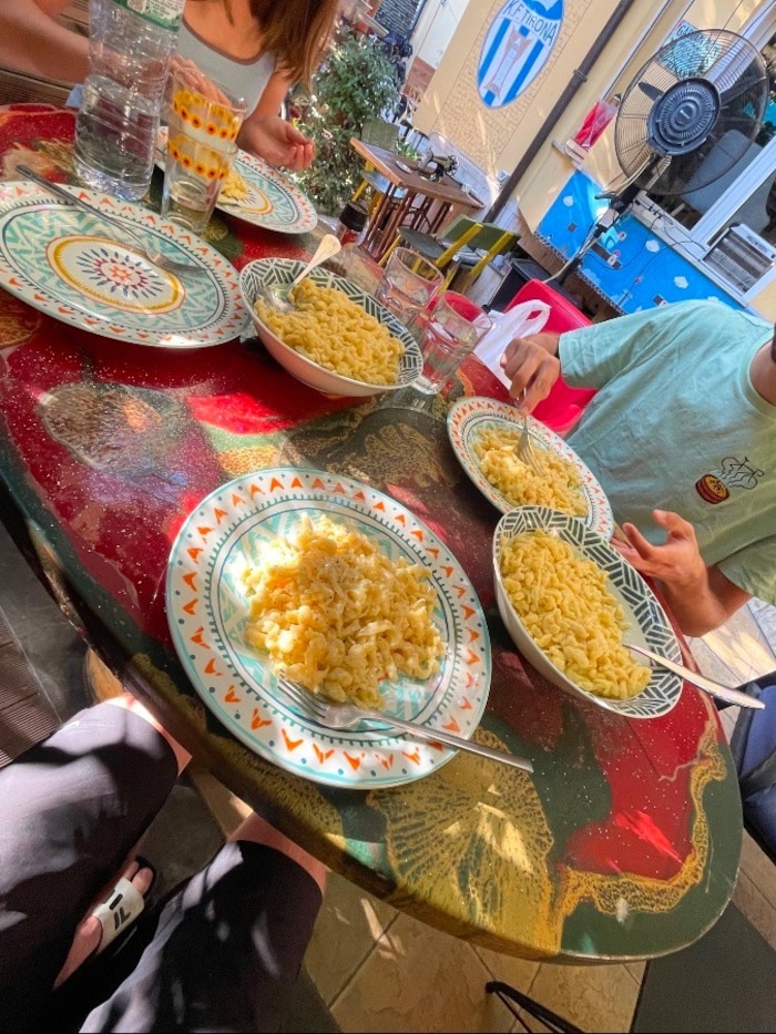 Was wäre die „Spätzletour“ ohne Kässpätzle? Hier hieß es „zu Tisch“ in Albaniens Hauptstadt ...