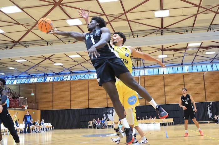 Schnelle Beine beweist Dennis Acheampong (r.) nicht nur beim Basketball.
