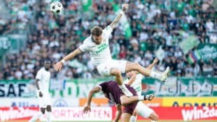 Jannes Horn hebt mit Rapid in der Liga ab.