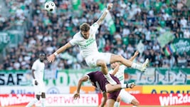 Jannes Horn hebt mit Rapid in der Liga ab.