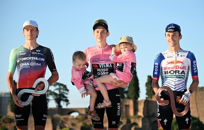 Beim Giro wurde Gall (l.) hinter Jonas Vingegaard (m.) Zweiter.