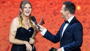 Veronika Aigner (li.) räumte bei den Paralympics ordentlich ab – und gewann jetzt auch ...
