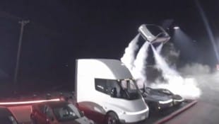 Bei der Präsentation in der texanischen Stadt Waco flog der Tesla Roadster dank seiner ...