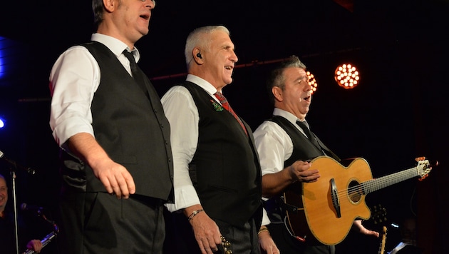 Monti Beton mit Toni Matosic und Thomas Schreiber (oben, links) kommen mit Hans Krankl nach ...