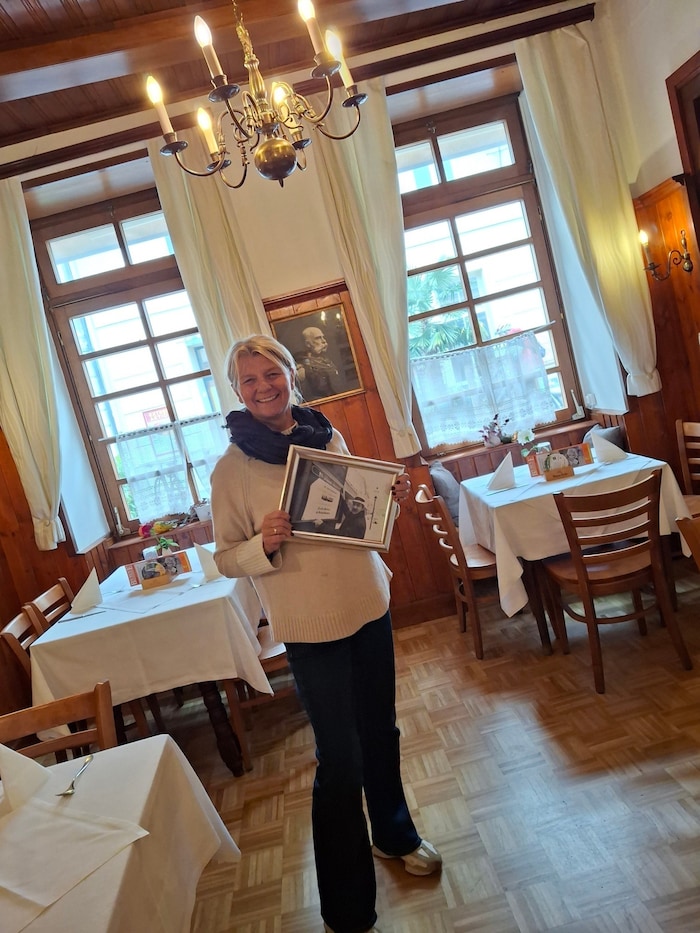 Edda Mayer-Welley mit einem Bild ihres Vaters von 1986 zur ersten Vorstellung der Bühne Mayer in ...