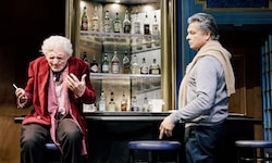 Michael Dangl (Karajan) und Günter Franzmeier (Bernstein, li) brillieren in den Kammerspielen.