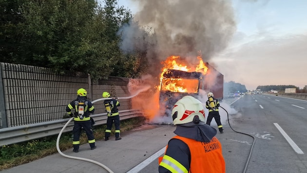 Während des Löscheinsatzes war die A1 Westautobahn für 25 Minuten vollständig gesperrt