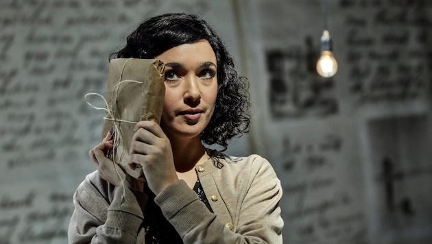 Als Anne Frank ist im Nest die junge Sopranistin Olivia Warburton zu sehen, die musikalische ...