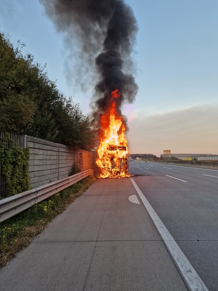 Beim Eintreffen stand der Lkw bereits in Vollbrand