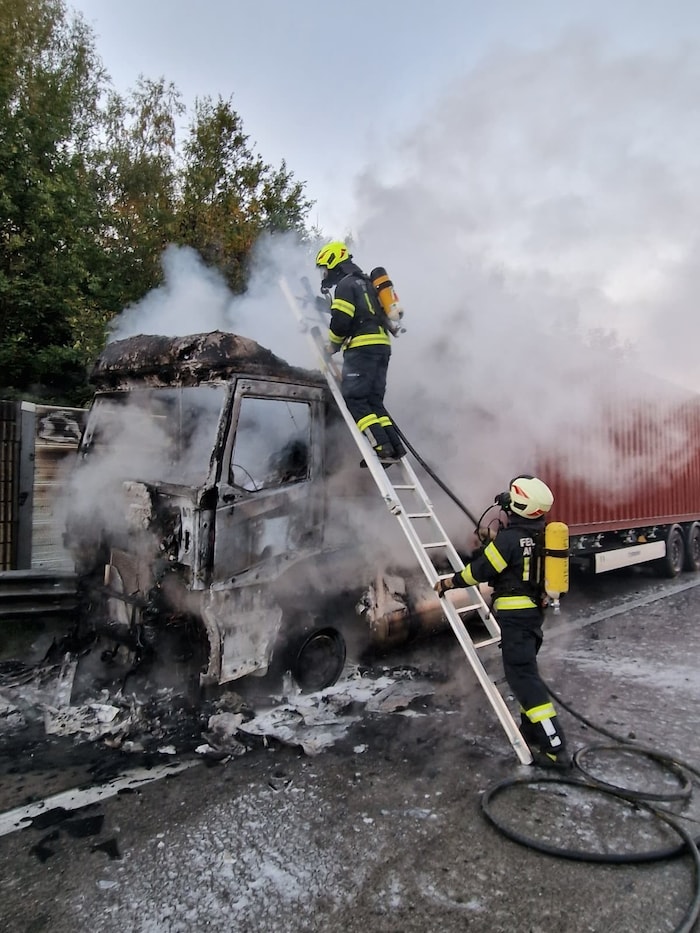 Das Zugfahrzeug wurde ein Raub der Flammen