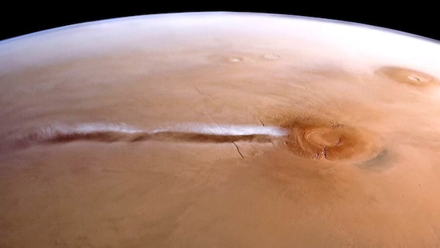 Die 1800 Kilometer lange Wolke bildet sich immer nur zu ganz bestimmten Zeiten am Hang eines ...