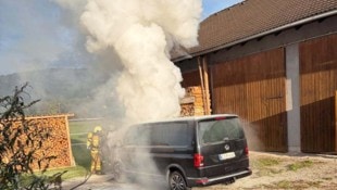 Die Freiwillige Feuerwehr Adnet löschte das Fahrzeug.