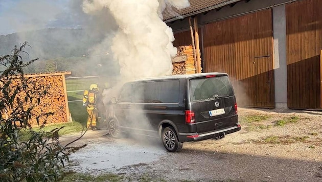 Die Freiwillige Feuerwehr Adnet löschte das Fahrzeug.