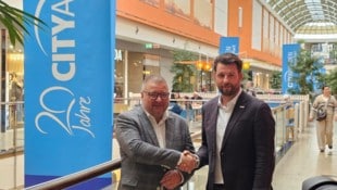 Ernst Hofbauer (l) über die Geschäftsführung an Fabian Paschl.
