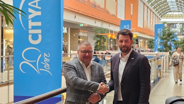 Ernst Hofbauer (l) über die Geschäftsführung an Fabian Paschl.