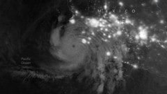 Ein Wettersatellit hat die auffälligen halbkreisförmigen Wellen registriert, die weit oberhalb ...