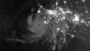 Ein Wettersatellit hat die auffälligen halbkreisförmigen Wellen registriert, die weit oberhalb ...