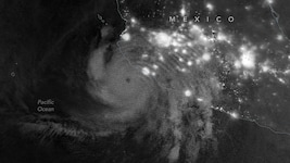 Ein Wettersatellit hat die auffälligen halbkreisförmigen Wellen registriert, die weit oberhalb ...