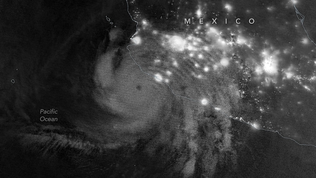 Ein Wettersatellit hat die auffälligen halbkreisförmigen Wellen registriert, die weit oberhalb ...