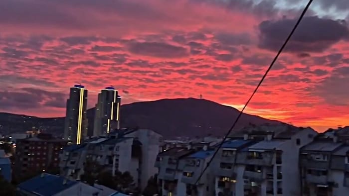 Die farbenprächtigen Wolken bildeten eine dramatische Kulisse für die Skyline von Skopje und den ...