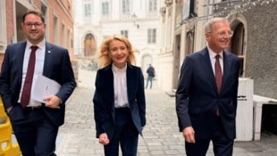 ÖVP-Landesgeschäftsführer Florian Hiegelsberger (li.) und Landeshauptmann Thomas Stelzer (re.) ...