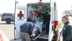 Die bulgarischen Behörden bringen einen Verletzten in ein Krankenhaus, nachdem am 6. Oktober ...