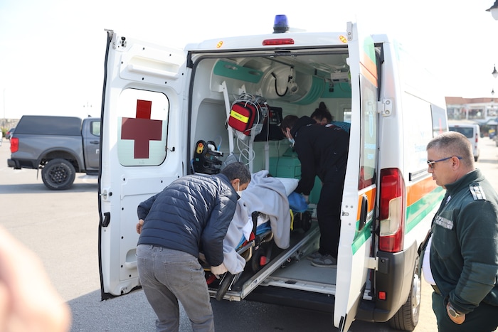 Die bulgarischen Behörden bringen einen Verletzten in ein Krankenhaus, nachdem am 6. Oktober ...