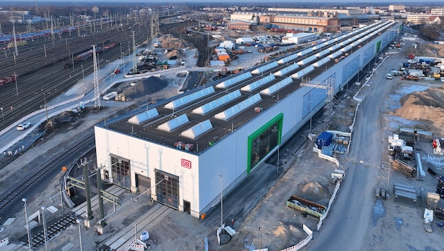 Das „Neue Werk Cottbus“, das in Zusammenarbeit mit der Deutschen Bahn gebaut wird, steht kurz ...