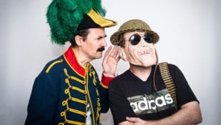 Der Austrofred (li.) und Kurt Razelli, der meist mit Schwarzenegger-Maske auftritt