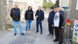 In der Weissenböcksiedlung gehört die Dauerbaustelle seit Jahren zum Alltag. Niegl (Mi.) machte ...